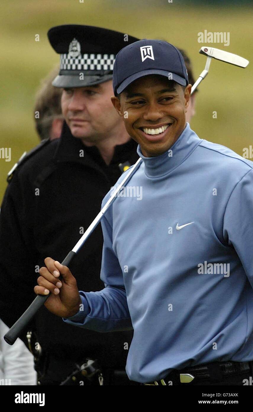 Le Tiger Woods des États-Unis laisse le 15ème vert lors d'un tour d'entraînement au Royal Troon.Woods jouera dans le 133e Open Championship qui commence jeudi.USAGE ÉDITORIAL EXCLUSIF, PAS D'UTILISATION DE TÉLÉPHONE MOBILE Banque D'Images