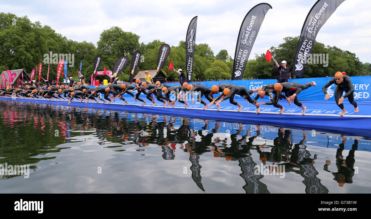 Triathlon - ITU World Series - PruHealth World Triathlon - Londres.Les concurrents plongent dans l'eau au début de la course Mens Elite lors du Triathlon PruHealth World à Londres. Banque D'Images