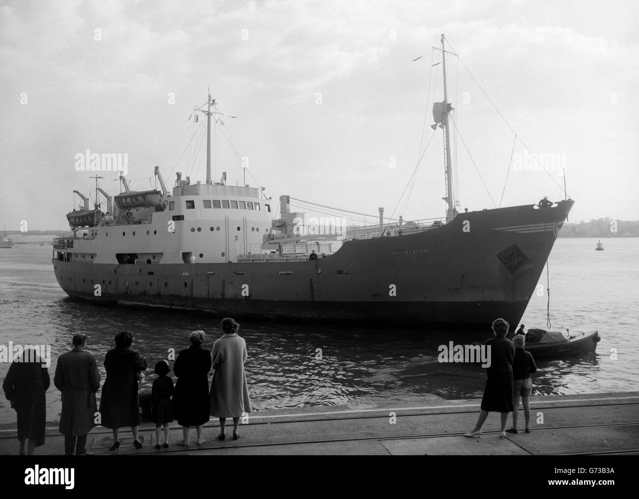 Le Shackleton arrive à Southampton.Le navire de recherche royal le Shackleton arrive à Southampton après sa charte antarctique par le gouvernement sud-africain.Opérant depuis les îles Falkland, elle a soulagé les stations météorologiques dans les eaux de l'Atlantique Sud. Banque D'Images