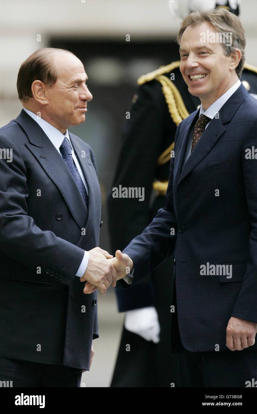 Le Premier ministre Tony Blair accueille son homologue italien Silvio Berlusconi dans la cour du FCO, dans le centre de Londres. Photo PA : le Guardian/Dan Chung Banque D'Images