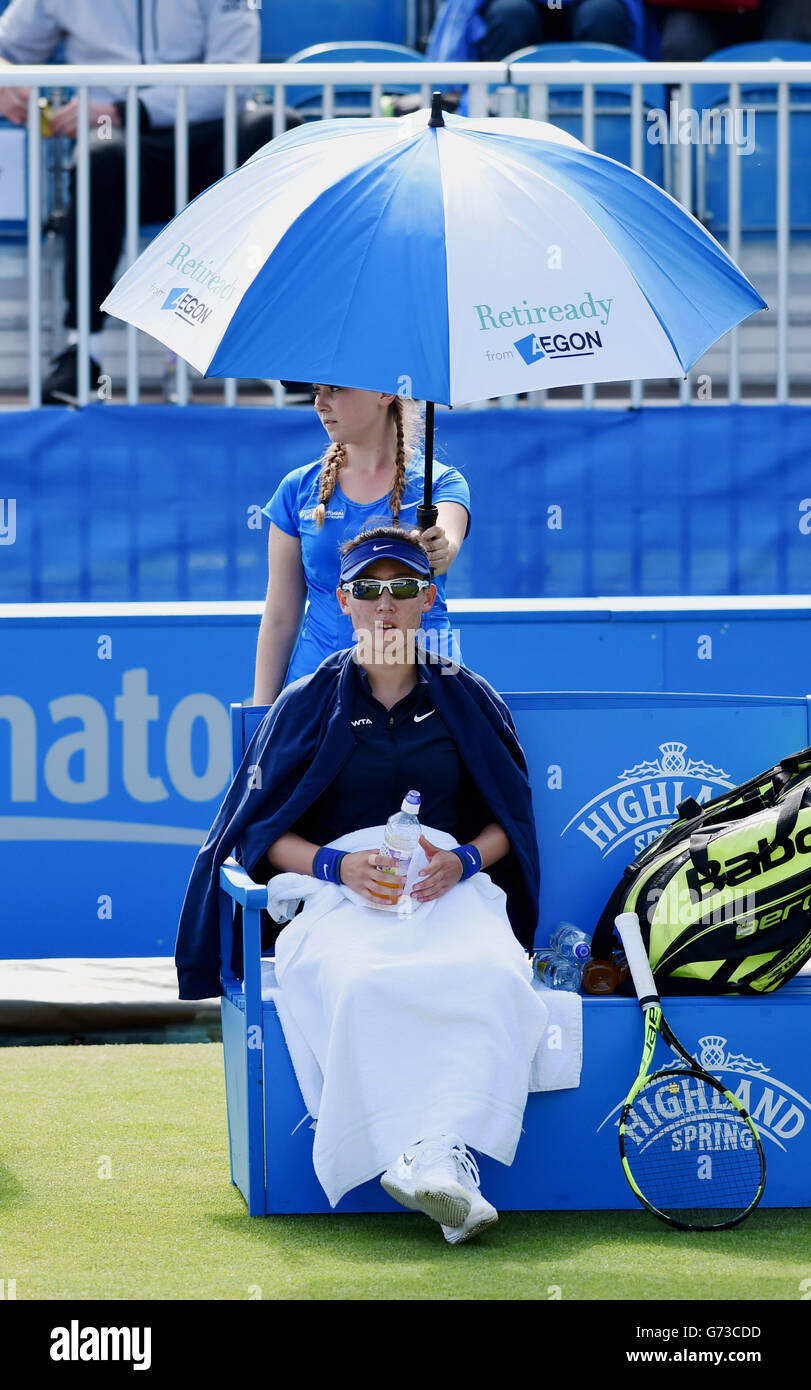 Saisai Zheng de la Chine repose entre les jeux dans son premier match contre Andrea Petkovic de l'Allemagne au cours de l'Aegon International Tournament à Devonshire Park, Eastbourne, le sud de l'Angleterre. Le 20 juin 2016. Simon Dack / Images téléobjectif Banque D'Images