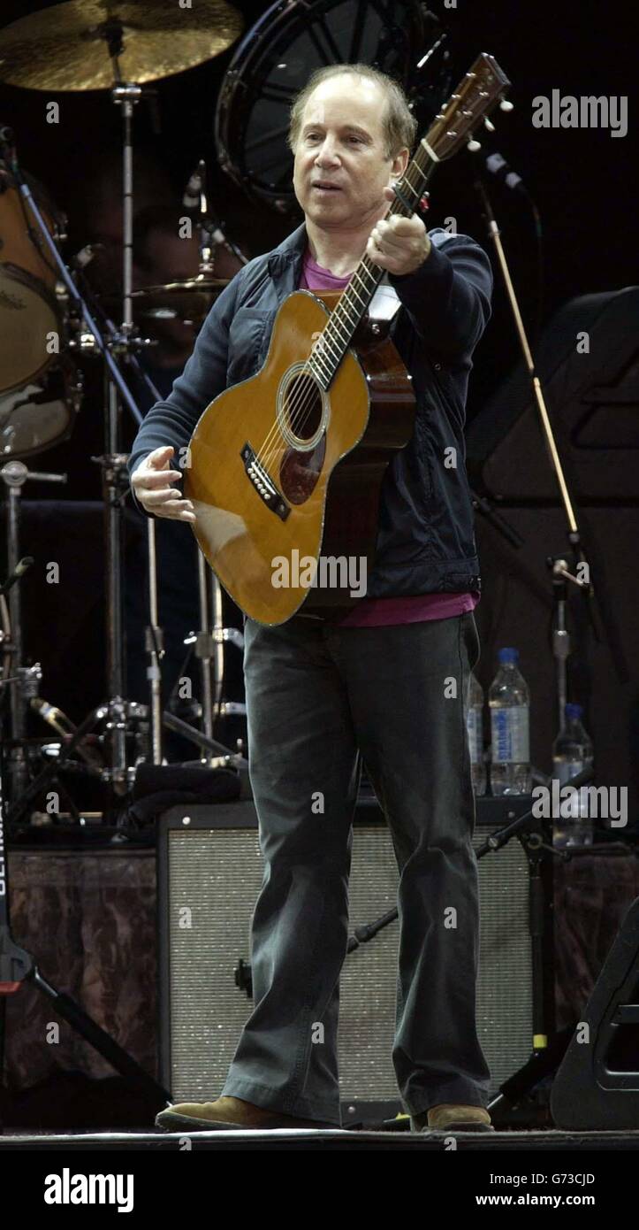 LE duo DE folk-rock AMÉRICAIN Paul Simon (en photo) et Art Garfunkel se sont présentés en concert à Hyde Park, dans le centre de Londres, lors de leur deuxième de deux concerts au Royaume-Uni, et le premier depuis vingt ans. Banque D'Images