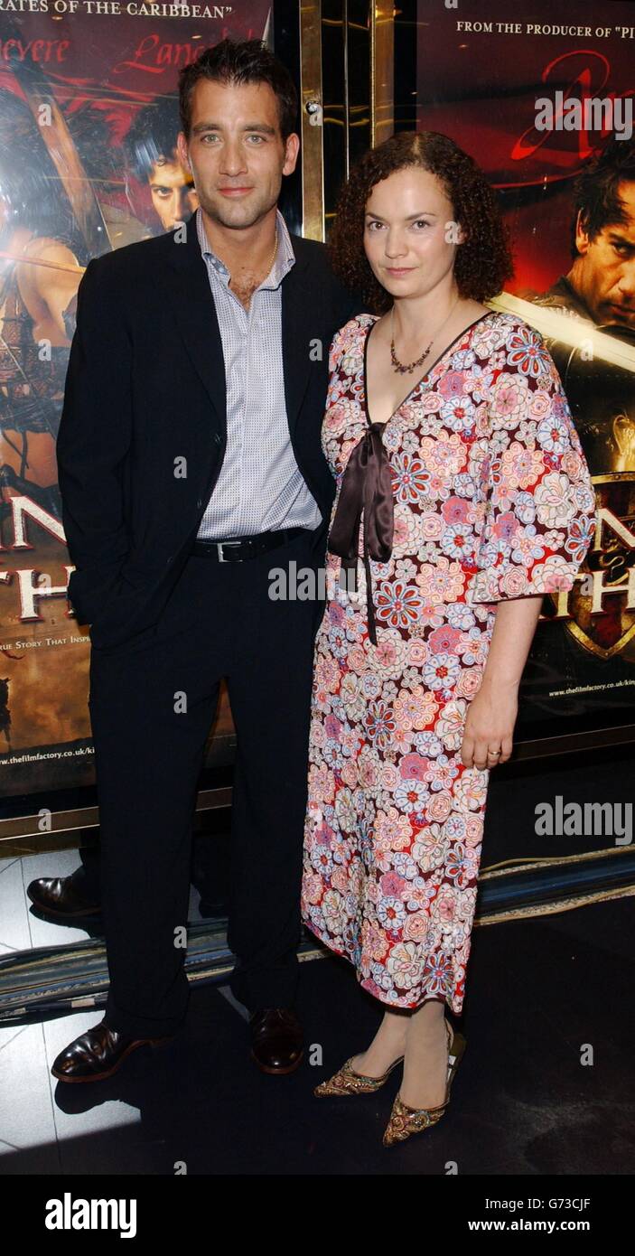 Star du film Clive Owen et sa femme Sarah-Jane arrivent pour la première du film européen de King Arthur à l'Empire Leicester Square, dans le centre de Londres. Banque D'Images
