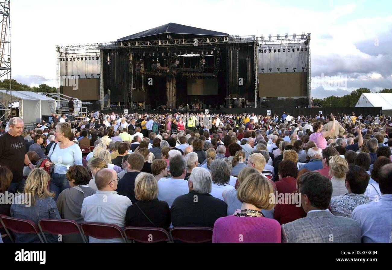Les fans attendent l'apparition du duo folk-rock américain Paul Simon et Art Garfunkel en concert à Hyde Park dans le centre de Londres, leur deuxième de deux concerts au Royaume-Uni, et le premier depuis vingt ans. Banque D'Images