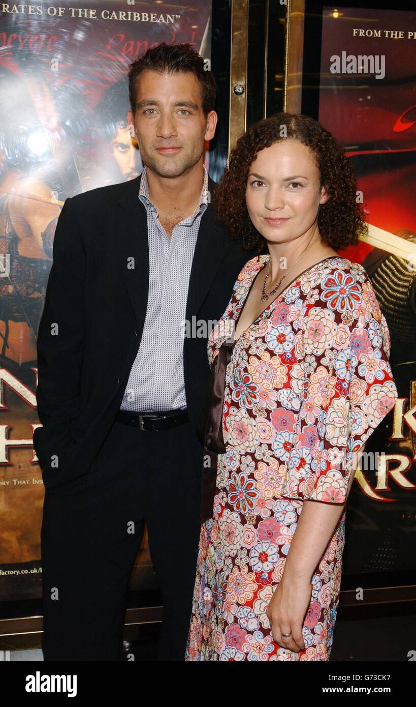 Star du film Clive Owen et sa femme Sarah-Jane arrivent pour la première européenne du film King Arthur à l'Empire Leicester Square, dans le centre de Londres. Banque D'Images