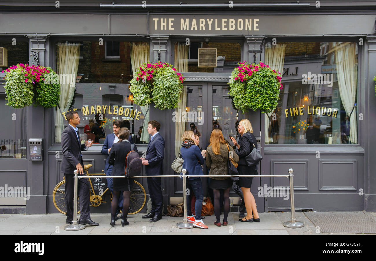 Vue générale sur les buveurs à l'extérieur du pub Marylebone, sur Marylebone High Street, dans le centre de Londres. APPUYEZ SUR ASSOCIATION photo. Date de la photo: Lundi 2 juin 2014. Le crédit photo devrait se lire comme suit : Dominic Lipinski/PA Wire Banque D'Images