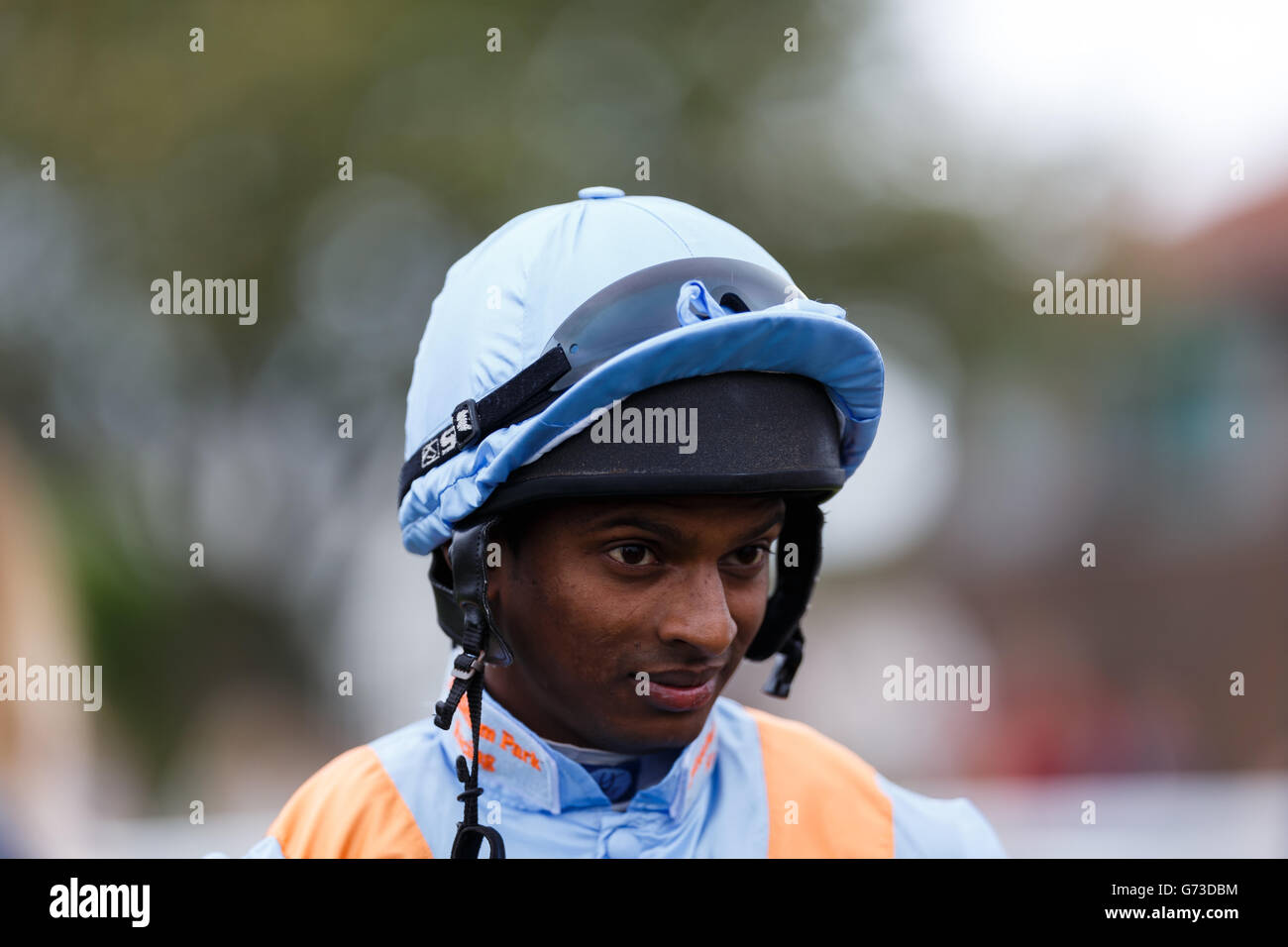 Courses hippiques - courses de Brighton. Akhade Sandesh, jockey Banque D'Images