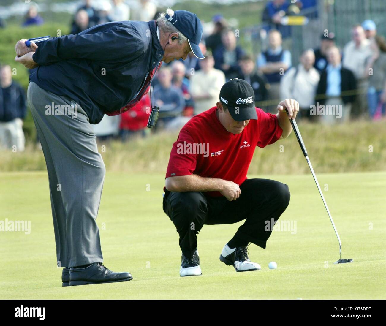 Lee Westwood en Angleterre avec un responsable des règles royales et anciennes (à gauche), vendredi, lors de la 2ème partie du 133ème Open Golf Championship au Royal Troon en Écosse. . PAS D'UTILISATION DE TÉLÉPHONE MOBILE. Banque D'Images