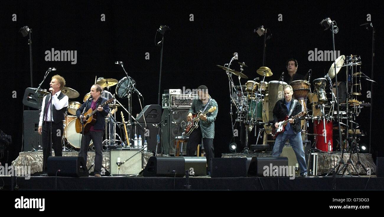 LE duo FOLK-rock AMÉRICAIN Paul Simon (à droite) et Art Garfunkel se font en concert à Hyde Park, dans le centre de Londres, pour le deuxième de deux concerts britanniques, et le premier pour vingt ans. Banque D'Images