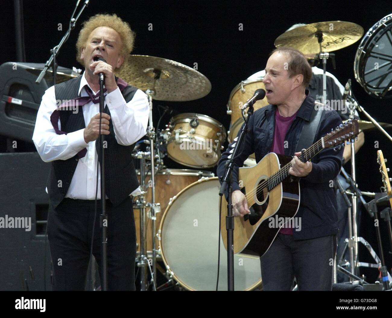 LE duo FOLK-rock AMÉRICAIN Paul Simon (à droite) et Art Garfunkel se font en concert à Hyde Park, dans le centre de Londres, pour le deuxième de deux concerts britanniques, et le premier pour vingt ans. Banque D'Images