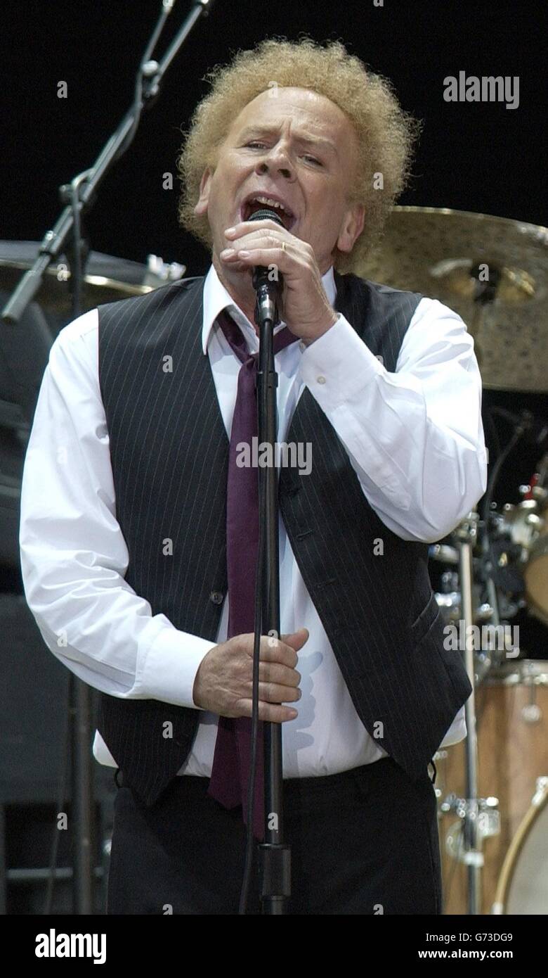 PAUL Simon, duo DE folk-rock AMÉRICAIN (non représenté) et Art Garfunkel se sont présentés en concert à Hyde Park, dans le centre de Londres, lors de leur deuxième de deux concerts au Royaume-Uni, et le premier depuis vingt ans. Banque D'Images