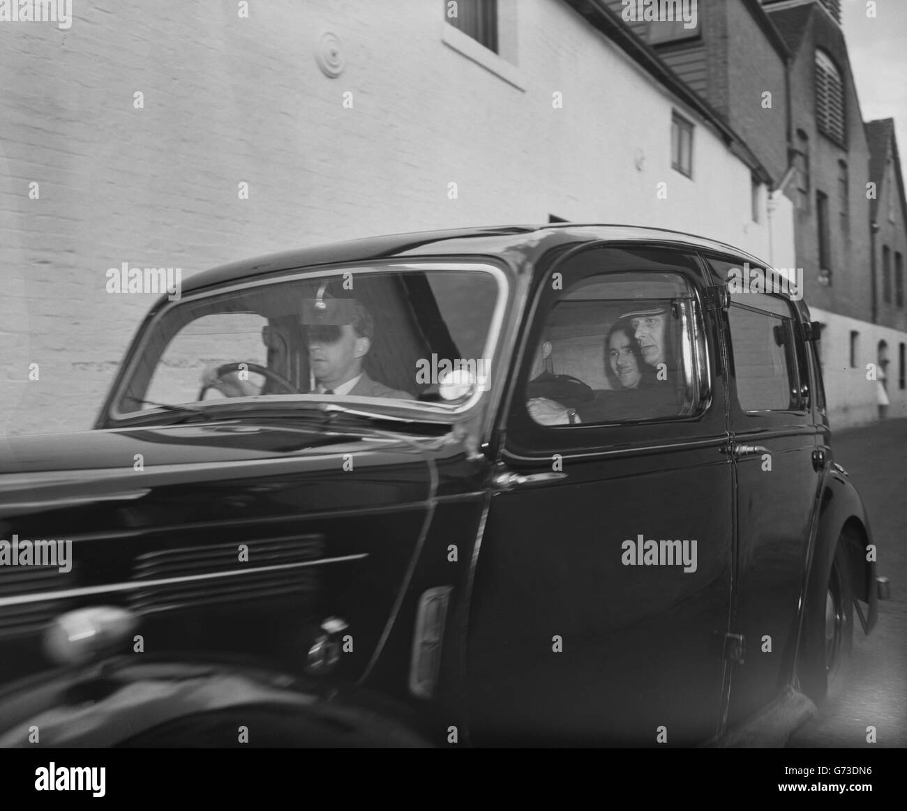 John George Haigh (l) rit en quittant Lewes, Sussex, en voiture pour la prison de Wandsworth à Londres, après avoir été condamné à mort à Sussex Assemes pour le meurtre de Mme Olive Durand-Deacon, une des victimes des « meurtres de bains acides ». Banque D'Images