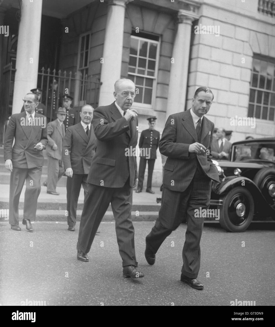 Dr Mathieson (l), médecin de prison à Brixton, à Lewes, dans le Sussex, à l'occasion du déjeuner d'ajournement de la piste de John George Haigh, 39 ans, le directeur de la compagnie qui a été condamné à mort pour le meurtre de Mme Olive Durand-Deacon, une des victimes des « meurtres de bain d'acide ». Banque D'Images