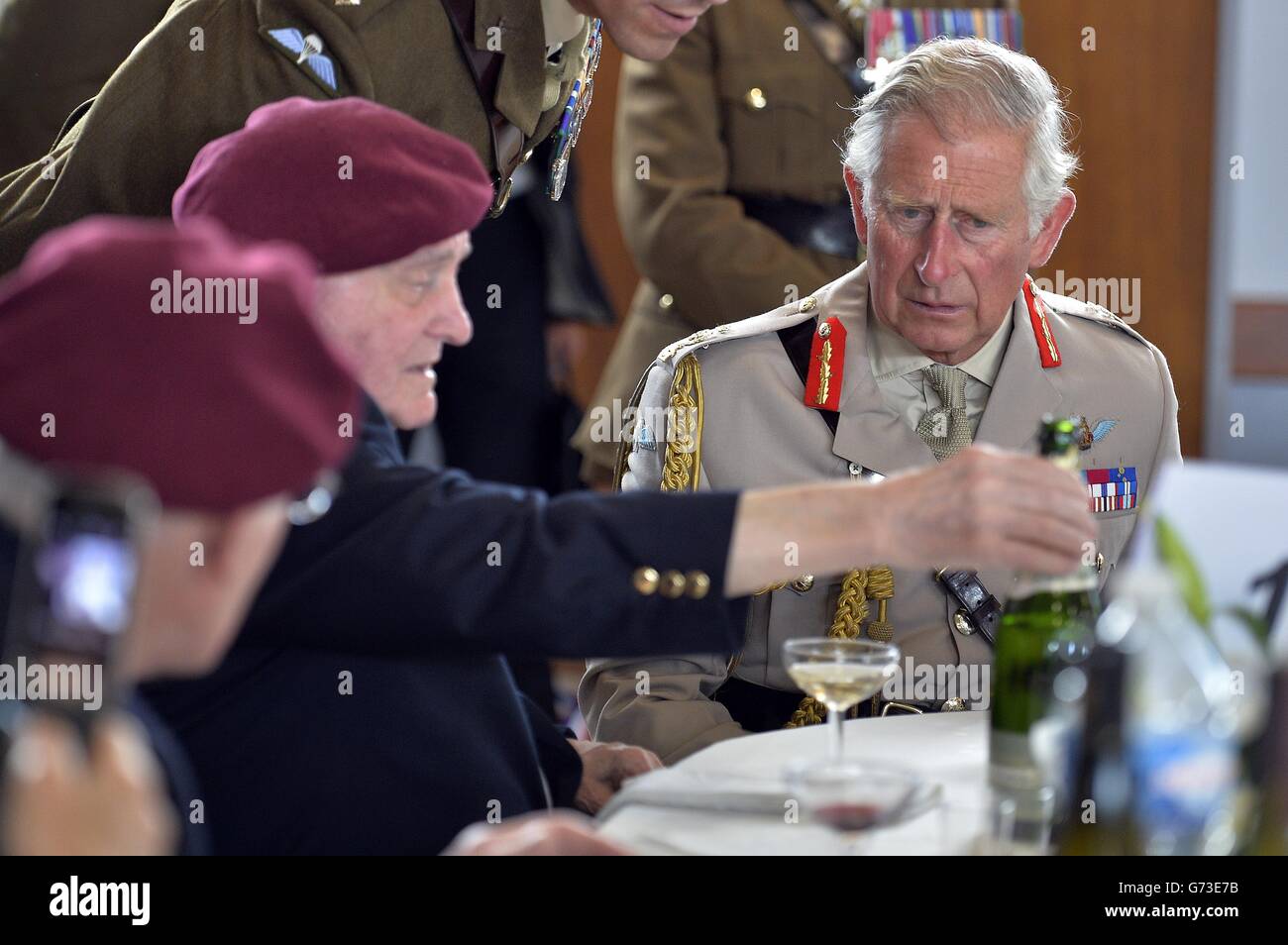 Le Prince de Galles s'entretient avec les anciens combattants du jour J lors d'un déjeuner dans un centre communautaire de Ranville, en Normandie, dans le cadre du 70e anniversaire de la campagne du jour J. Banque D'Images