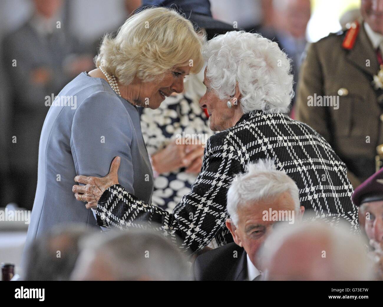 La duchesse de Cornwall s'entretient avec la veuve vétéran Phyllis Richardson lors d'un déjeuner avec des vétérans du jour J dans un centre communautaire de Ranville, en Normandie, dans le cadre du 70e anniversaire de la campagne du jour J. Banque D'Images