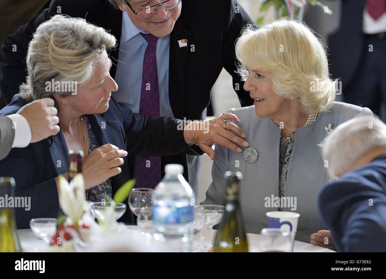 La duchesse de Cornouailles reçoit la médaille du 70e anniversaire inventée par la Mayoresse de Troarn lors d'un déjeuner avec des anciens combattants du jour J dans un centre communautaire de Ranville, en Normandie, en France, dans le cadre du 70e anniversaire de la campagne du jour J. Banque D'Images