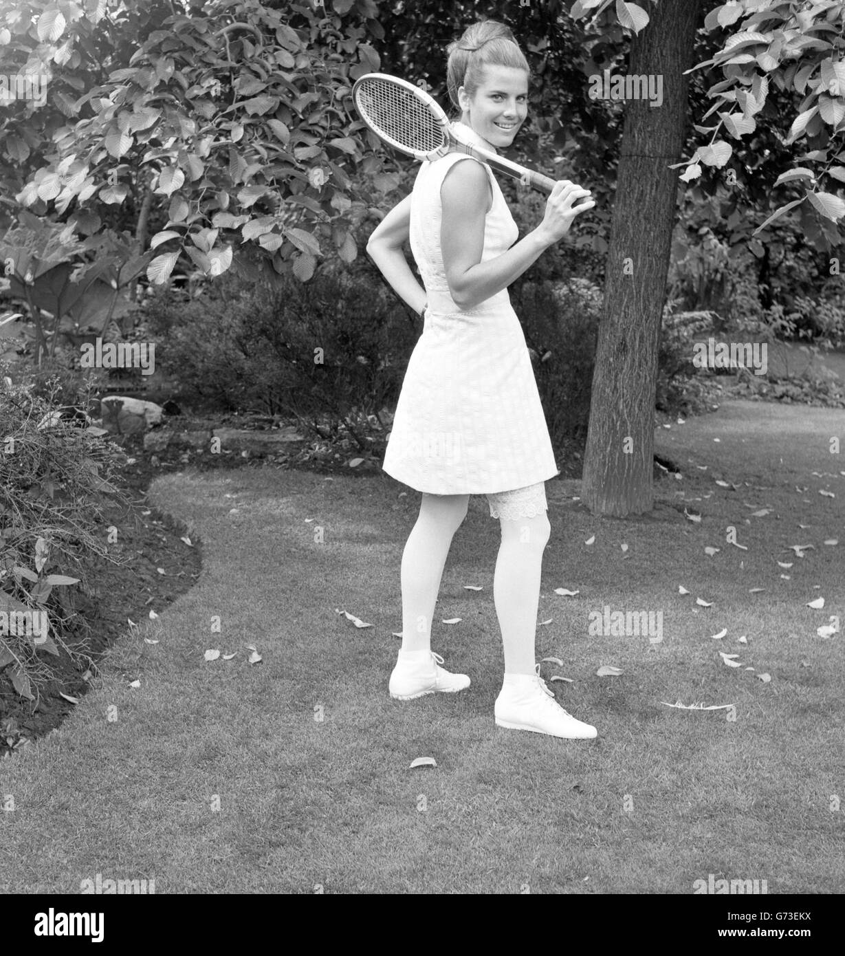 La joueuse grecque Carole Kalogeropoulos a modé une robe Teddy Tinling avant le début de Wimbledon.Elle a posé pour des photos sur le jardin sur le toit de Derry & Toms à Kensington. Banque D'Images