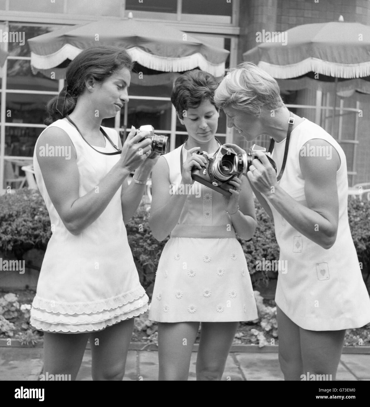 (l-r) Virginia Wade, Joyce Williams et Ann Haydon Jones portent des créations Teddy Tinling au jardin sur le toit de Derry & Toms à Kensington, avant le début de Wimbledon. Banque D'Images