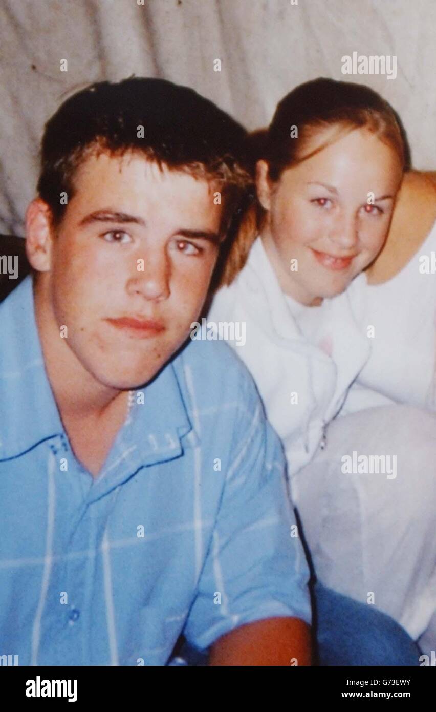 Photo non publiée de Luke Walmsley en date du 2003 septembre avec sa sœur Lauren. Un écolier de 16 ans accusé d'avoir poignardé Luke Walmsley à mort à l'école secondaire Birkbeck de North Somercotes, Lincolnshire, le 4 novembre dernier, a déclaré à la Cour de justice de Nottingham comment il avait emmené un couteau à l'école pour effrayer sa victime. 06/07/04: Un écolier a été reconnu coupable du meurtre de Luke Walmsley, un autre élève en dehors d'une classe scolaire. L'homme de 16 ans, qui ne peut pas être nommé pour des raisons juridiques, a fait cavalier à Luke, 14 ans, à travers le coeur en dehors d'une classe de sciences à l'école secondaire Birkbeck dans le Nord Banque D'Images