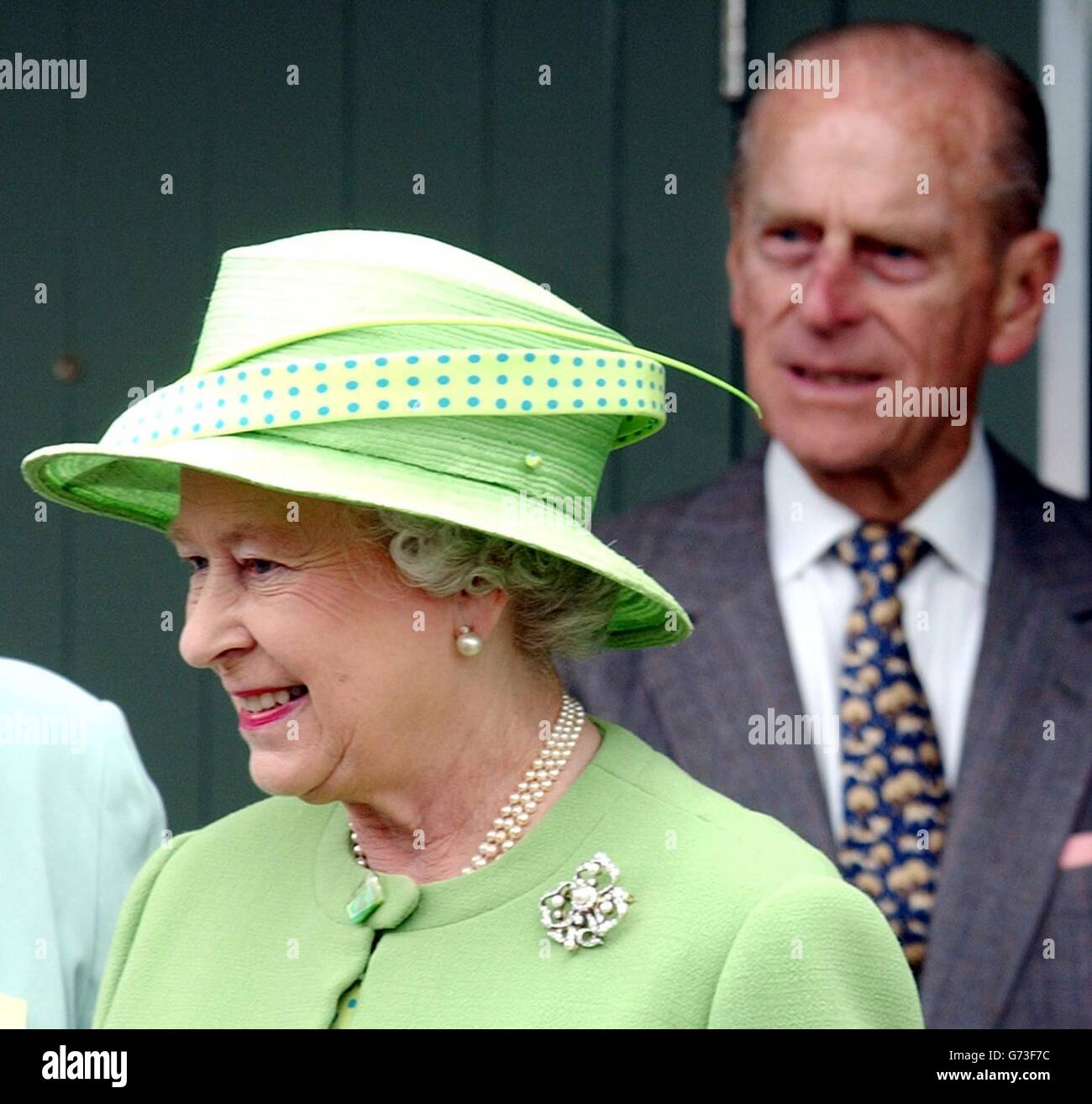 La reine Elizabeth II et le duc d'Édimbourg arrivent au Royal Welsh Show à Builth Wells. Le premier ministre du pays de Galles, Rhodri Morgan, est tombé en feu aujourd'hui pour être arrivé trop tard pour accueillir la Reine au Royal Welsh Agricultural Show. M. Morgan était apparemment coincé dans la circulation sur l'une des routes bloquées à l'enlisement menant à l'exposition de l'événement à Builth Wells, au milieu du pays de Galles. Banque D'Images