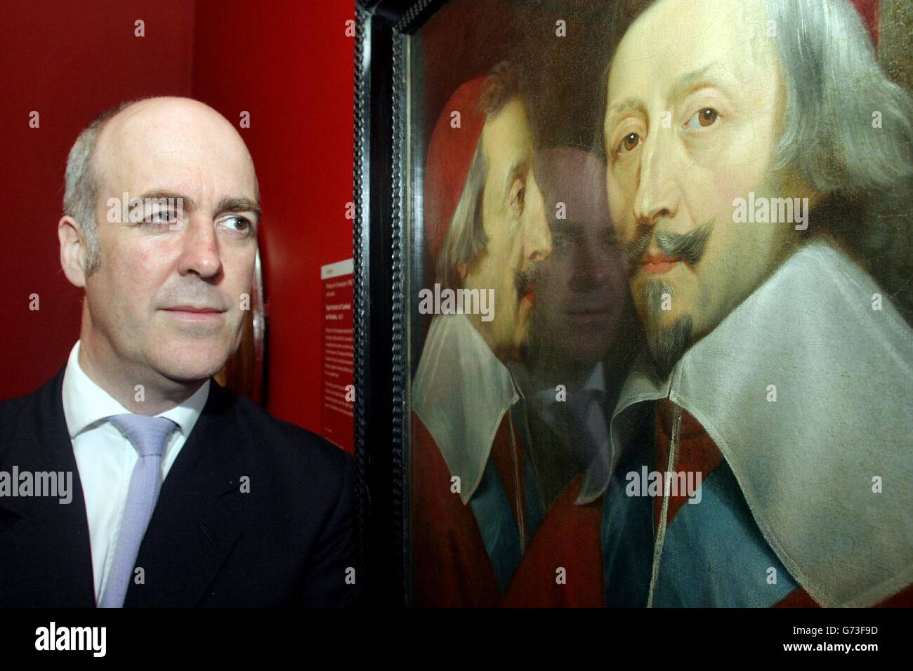 Directeur de la Galerie nationale Charles Saumarez Smith regarde un triple portrait du Cardinal de Richelieu par Philippe de Champaigne, à l'ouverture de l'exposition les visages de fabrication. L'exposition contient 27 œuvres, dont 15 de la collection de la Galerie nationale, d'artistes tels que Cranach, Goya, Renoir et Warhol Banque D'Images