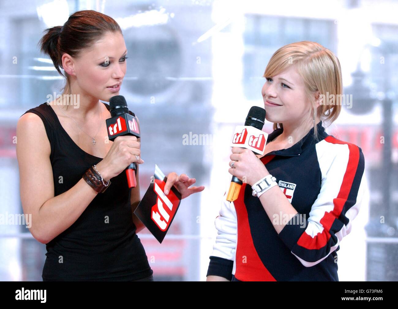 Emma Griffiths, présentatrice de MTV (à gauche) avec l'actrice maison et extérieur Kate Garvan lors de son apparition sur le salon TRL - Total Request Live - de MTV, dans leurs nouveaux studios de Leicester Square, dans le centre de Londres. Banque D'Images