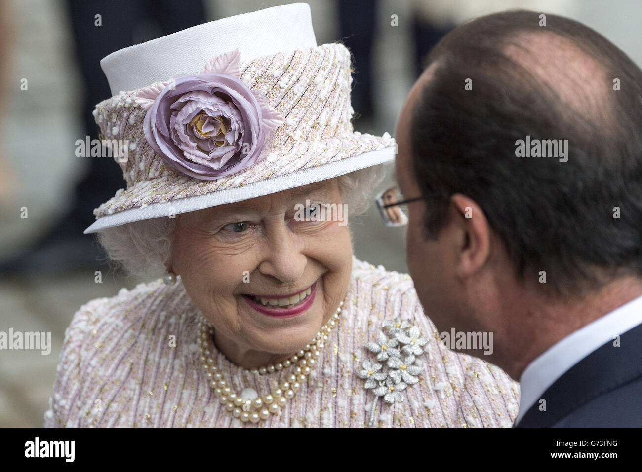 La reine Elizabeth II s'entretient avec le président français François Hollande lors d'une visite au marché aux fleurs des Marches aux fleurs - Reine Elizabeth II, près de la cathédrale notre-Dame de Paris, alors que sa visite d'État de trois jours en France prend fin Banque D'Images