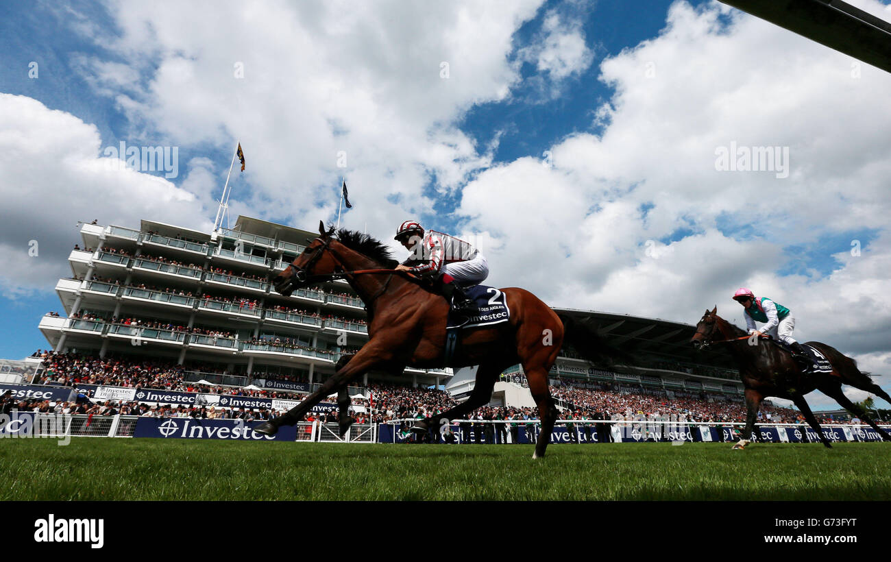 Cirrus des Aigles est monté par Christophe Soumillon sur le chemin de la victoire à la coupe du Couronnement d'Investec lors de la Journée du Derby d'Investec à l'hippodrome d'Epsom Downs, Surrey. Banque D'Images