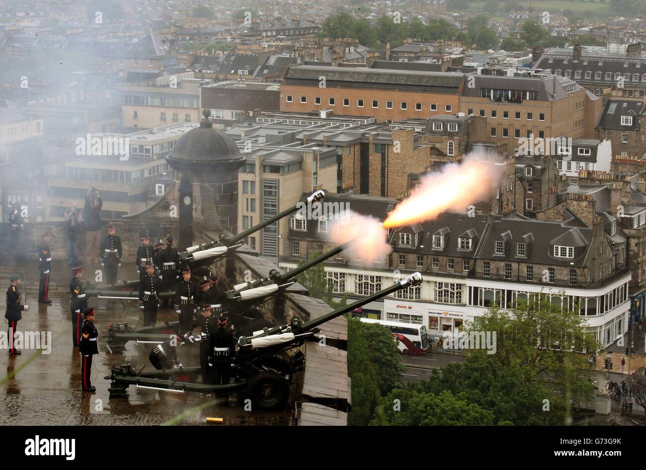 Cadets officiers du corps de formation des universités de la ville d'Édimbourg feu un Royal Salute de 21 canons au château d'Édimbourg pour marquer le 93e anniversaire du duc d'Édimbourg. Banque D'Images