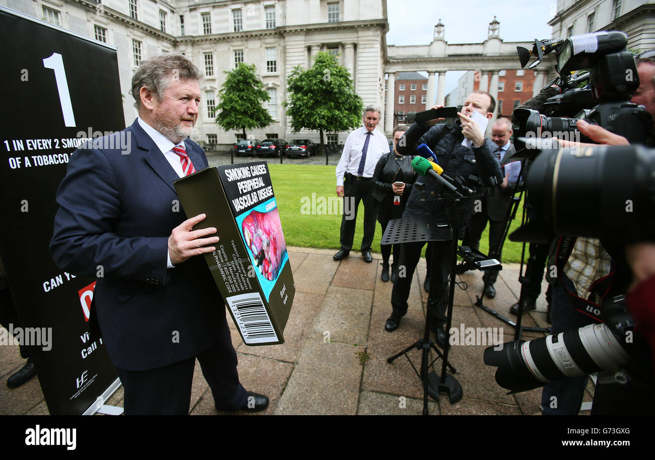 Le ministre de la Santé James Reilly s'est exprimé devant les médias dans les bâtiments gouvernementaux de Dublin, l'Irlande étant devenue le premier pays européen à ordonner une interdiction des paquets de cigarettes de marque. APPUYEZ SUR ASSOCIATION photo. Date de la photo: Mardi 10 juin 2014. Voir PA Story IRISH Smoking. Le crédit photo devrait se lire comme suit : Brian Lawless/PA Wire Banque D'Images