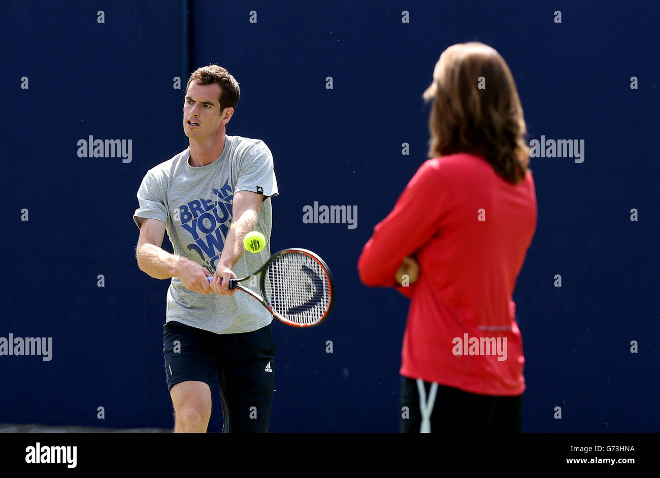 Andy Murray pratique suivie par son nouvel entraîneur, Amélie Mauresmo (à droite), lors des Championnats AEGON au Queen's Club de Londres. APPUYEZ SUR ASSOCIATION photo. Date de la photo: Jeudi 12 juin 2014. Voir PA Story TENNIS Queens. Le crédit photo devrait se lire comme suit : John Walton/PA Wire Banque D'Images