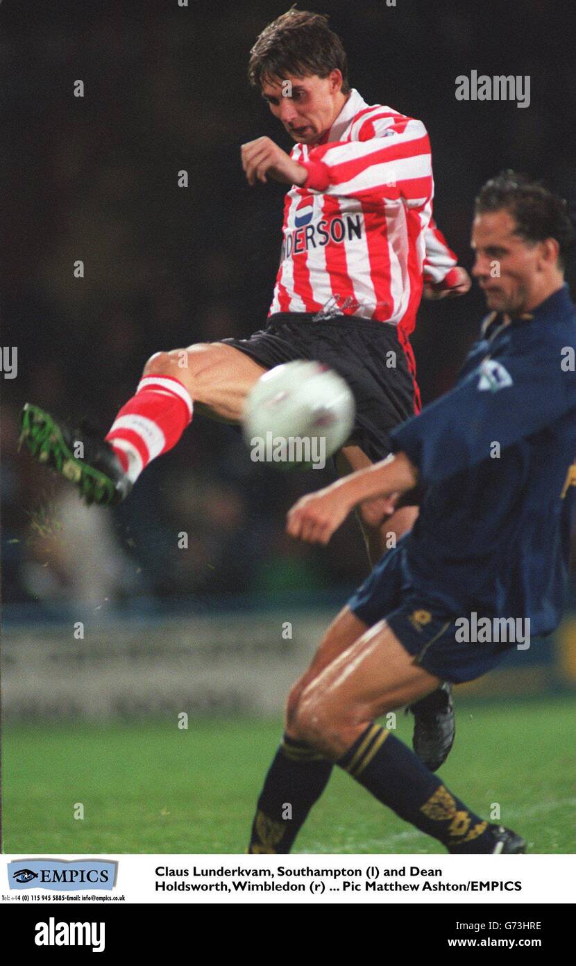 F.A.Carling Premiership Soccer - Wimbledon / Southampton.Claus Lunderkvam, Southampton (l) et Dean Holdsworth, Wimbledon (r) Banque D'Images