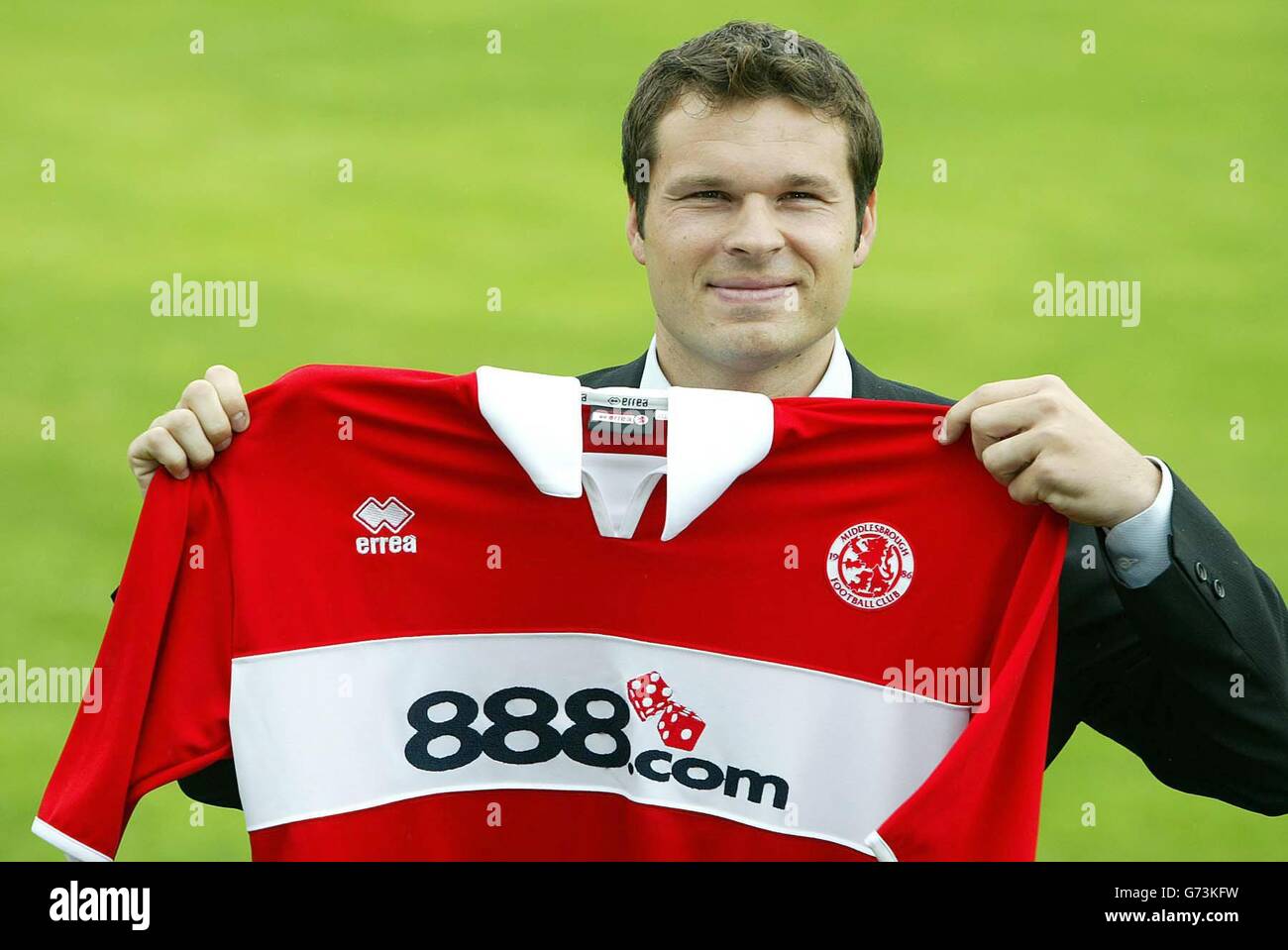 Mark Viduka est dévoilé comme nouvelle signature de Middlebrough de 4,5 millions. L'attaquant australien de 28 ans, qui a signé un accord de trois ans, a été dévoilé lors d'une conférence de presse Boro sur le terrain d'entraînement de Hurworth, Darlington, ainsi que Michael Reiziger, un transfert gratuit depuis Barcelone. Banque D'Images