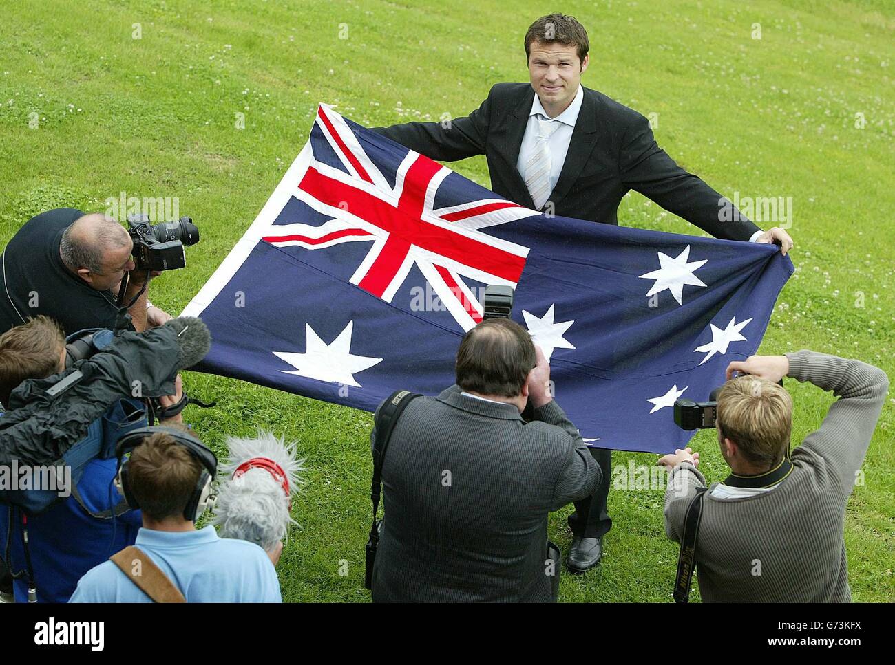 Mark Viduka est dévoilé comme nouvelle signature de Middlebrough de 4,5 millions. L'attaquant australien de 28 ans, qui a signé un accord de trois ans, a été dévoilé lors d'une conférence de presse Boro sur le terrain d'entraînement de Hurworth, Darlington, ainsi que Michael Reiziger, un transfert gratuit depuis Barcelone. Banque D'Images