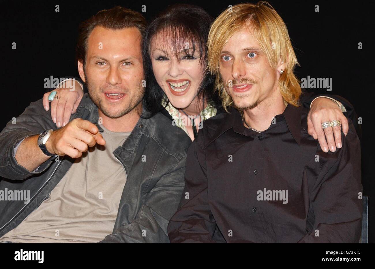 (Gauche-droite) les acteurs Christian Slater, Frances Barber et MacKenzie Crook lors d'une séance photo marquant le premier jour des répétitions de la nouvelle version de l'un survola le Nid de Cuckoo, qui s'est tenu au Garrick Theatre, dans le centre de Londres.La pièce sera ouverte le 6 août dans les salles de réunion d'Édimbourg. Banque D'Images