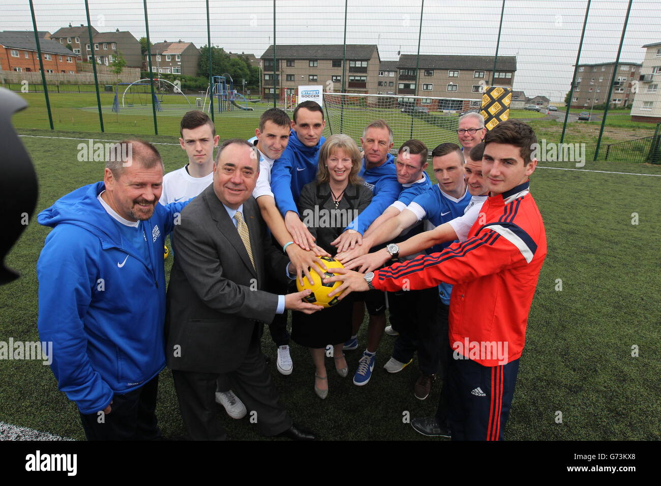 Le premier ministre écossais Alex Salmond lors d'une photo de Street Soccer Scotland avec le milieu écossais des moins de 21 ans Kenny McLean avant la réunion du Cabinet écossais au Fernhill Community Center à Rutherglen , le cinquième d'une série de réunions en dehors d'Édimbourg à la suite de la publication de l'avenir de l'Écosse en novembre de l'année dernière. Banque D'Images