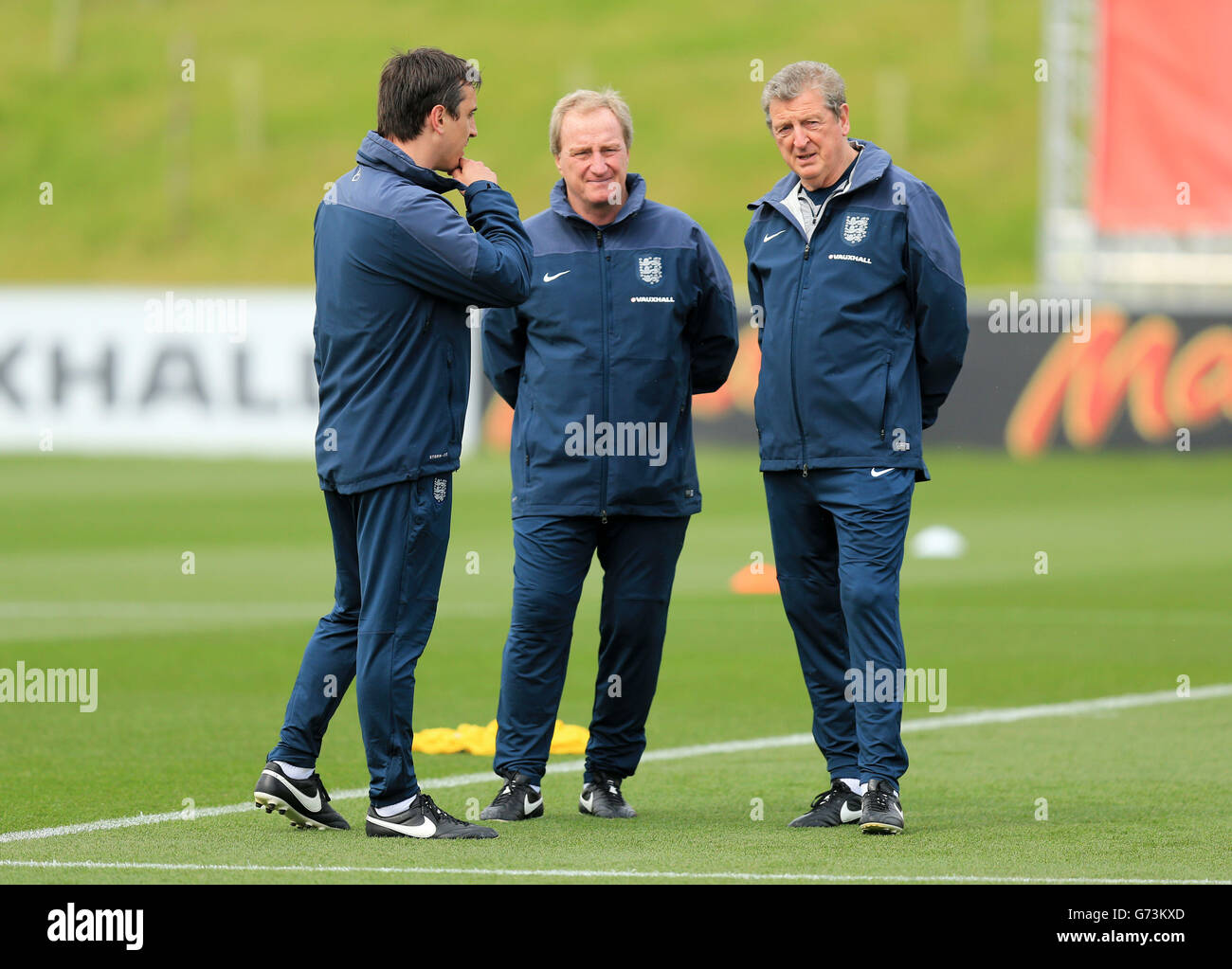 Roy Hodgson, directeur de l'Angleterre, Ray Lewington (au centre) et Gary Neville (à droite) pendant une journée médiatique à St George's Park, Burton Upon Trent. Banque D'Images