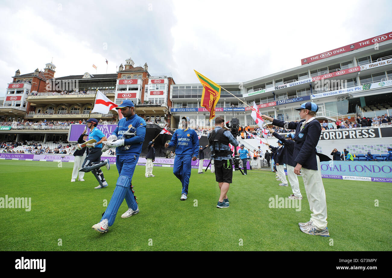 Cricket - Royal London One-Day International Series - First One Day International - Angleterre v Sri Lanka - Kia Oval.Les porteurs du drapeau de Surrey forment une garde d'honneur sur le terrain avant le match Banque D'Images