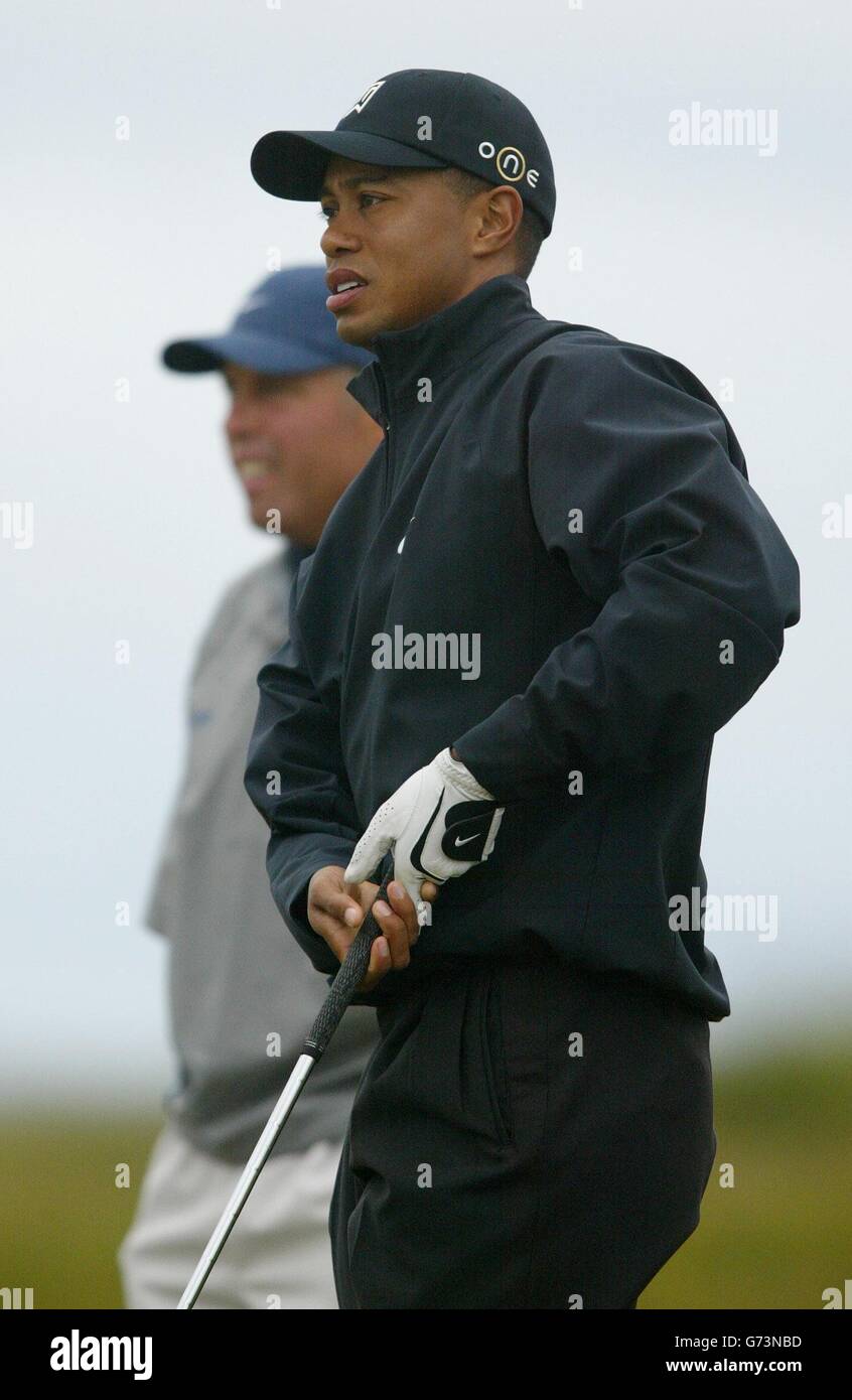 Tiger Woods pratique tôt avec son caddy sur le parcours de golf Royal Troon en Écosse en préparation au 133e Open Golf Championship plus tard cette semaine. , PAS D'UTILISATION DE TÉLÉPHONE MOBILE. Banque D'Images