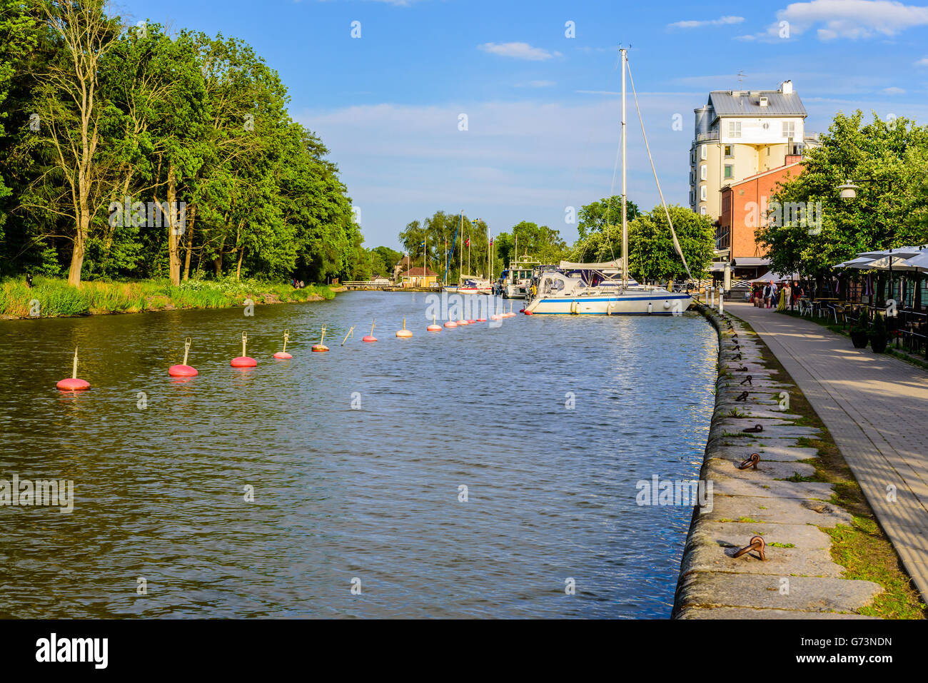 Soderkoping, Suède - 19 juin 2016 : promenade le long du canal Gota canal avec amarrage vacants et certains bateaux amarrés dans th Banque D'Images