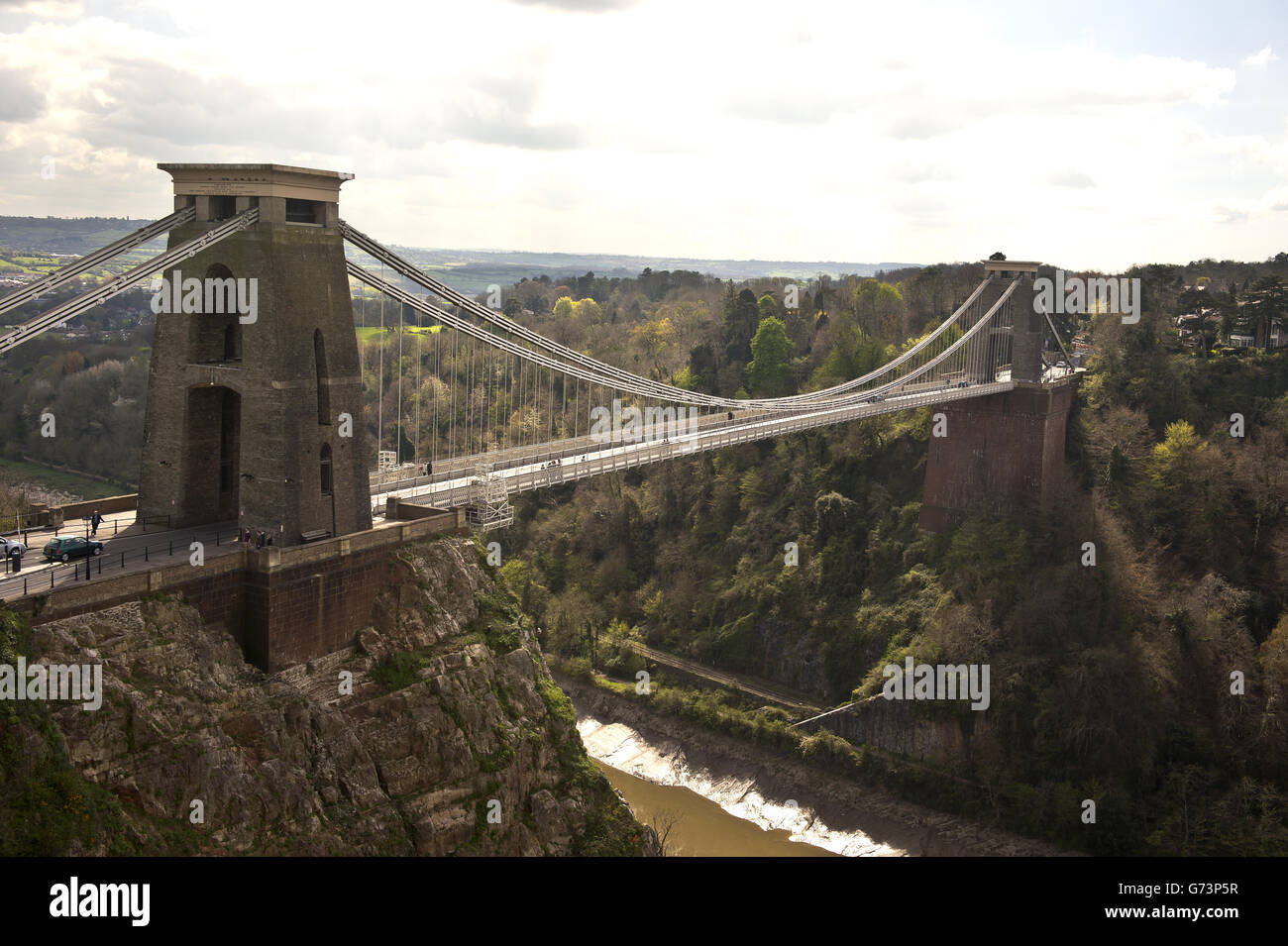 Le pont suspendu de Clifton, conçu par le Royaume d'Isambard Brunel, qui traverse la gorge Avon et la rivière Avon, reliant Clifton à Bristol à Leigh Woods dans le nord du Somerset. Le pont a ouvert en 1864 et est un bâtiment classé de catégorie I, faisant partie de la route B3129 pour laquelle il y a un péage à traverser Banque D'Images