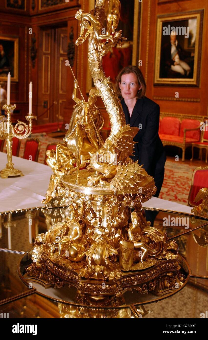 Joanna Eason, du bureau de la Collection royale, étudie le candélabre de six pieds de haut du Grand Service, la pièce maîtresse de la collection royale au château de Windsor, qui a été exposé au public pour la première fois. Le service a été utilisé pour le grand banquet donné par la reine Victoria au tsar Nicholas I de Russie, lorsqu'il a visité l'Angleterre en juin 1844. La table de banquet de 50 mètres est située dans la chambre de Waterloo du château de Windsor, où la grande foule de visiteurs verront l'impécessive salle à manger. Banque D'Images