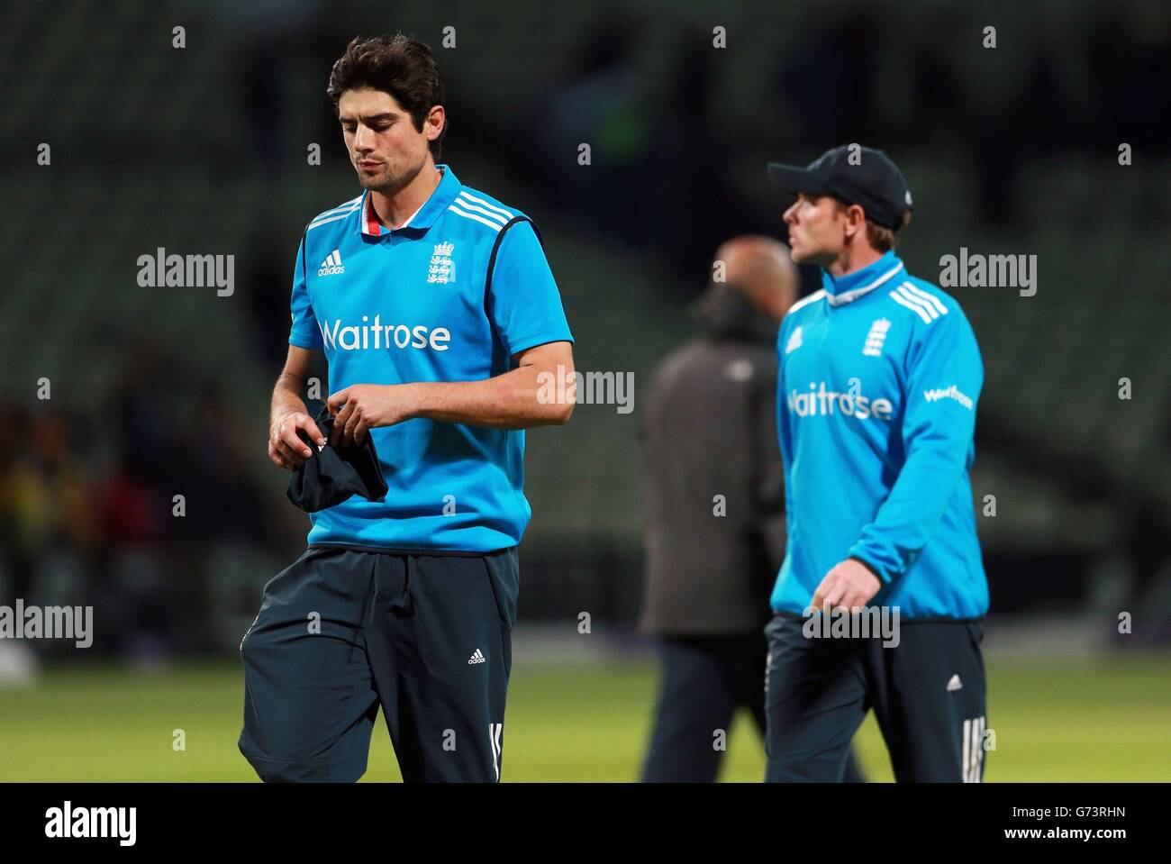 Cricket - Royal London One-Day International Series - Fifth One Day International - Angleterre v Sri Lanka - Edgbaston.Le capitaine d'Angleterre Alastair Cook quitte le terrain à la fin de l'internationale One Day à Edgbaston, Birmingham. Banque D'Images