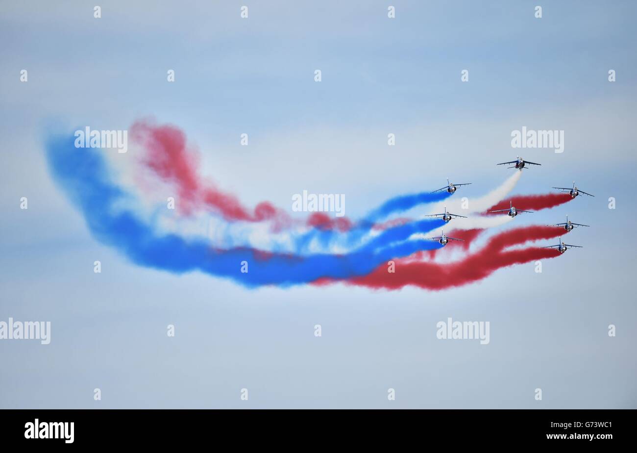 Les Alpha Jets de la patrouille acrobatique française effectuent un flipper sur Sword Beach pour marquer la fin de la commémoration du 70e anniversaire du débarquement de Normandie, Ouistreham, France. Banque D'Images