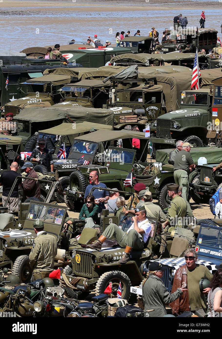 Les passionnés militaires se rassemblent sur la plage d'Arromanches, en France, lors d'événements marquant le 70e anniversaire du débarquement. Banque D'Images