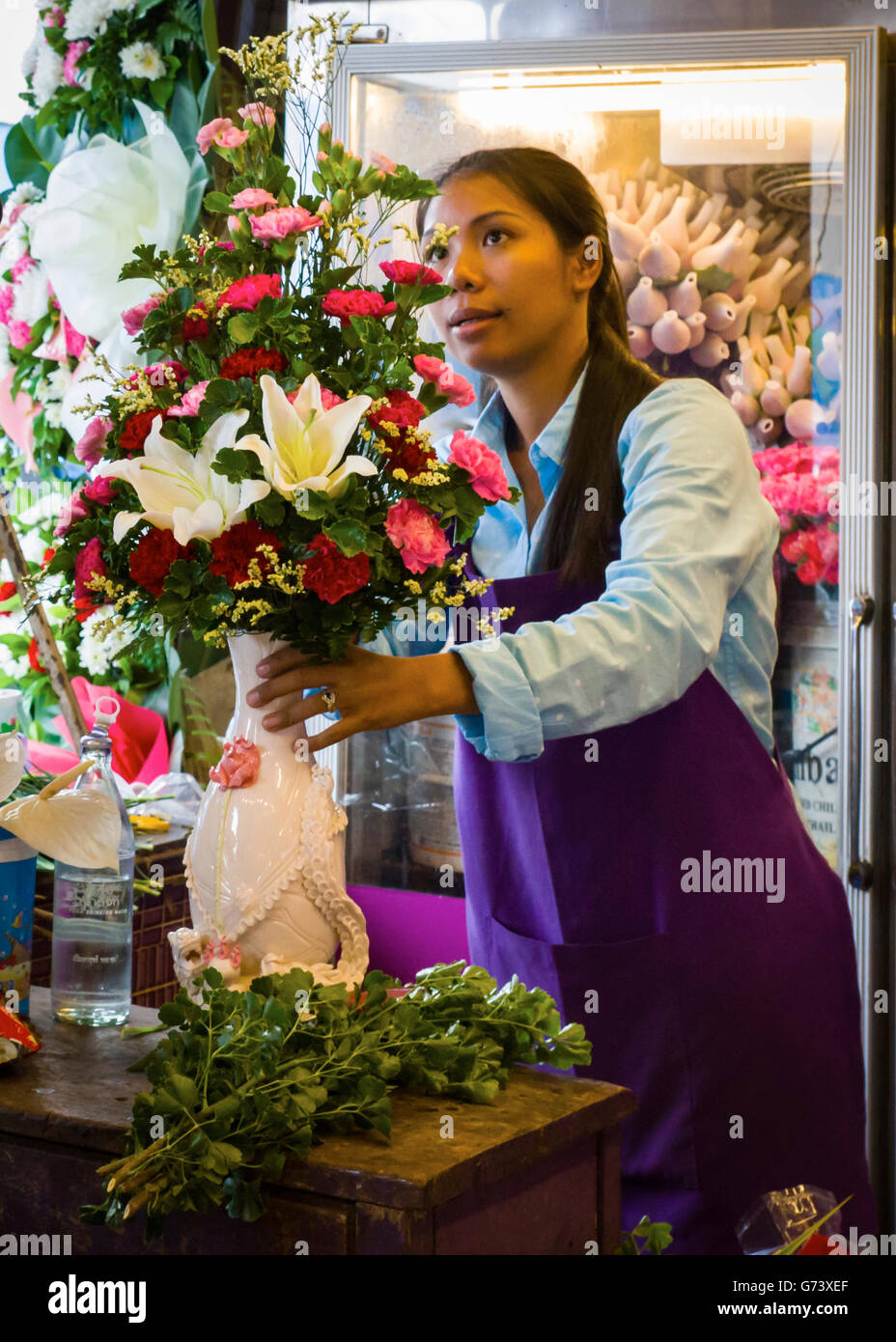 Fleuriste du marché organiser un bouquet, la Thaïlande. Banque D'Images