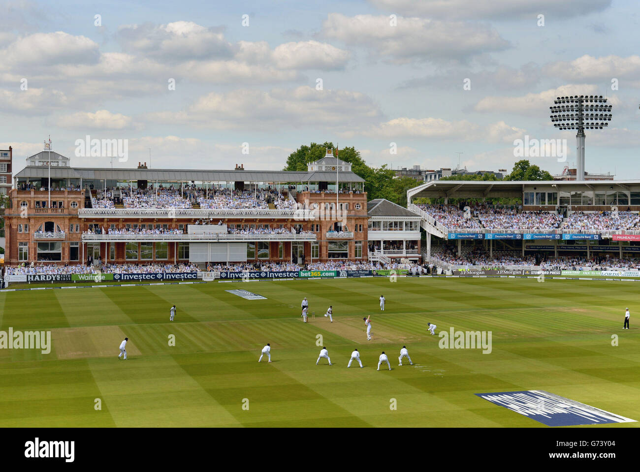 Alastair Cook d'Angleterre affronte le premier ballon de la série tandis que le MCC célèbre le bicentenaire du terrain actuel du Seigneur au cours du premier jour du match de test d'Investec au terrain de cricket de Lord, à Londres. Banque D'Images