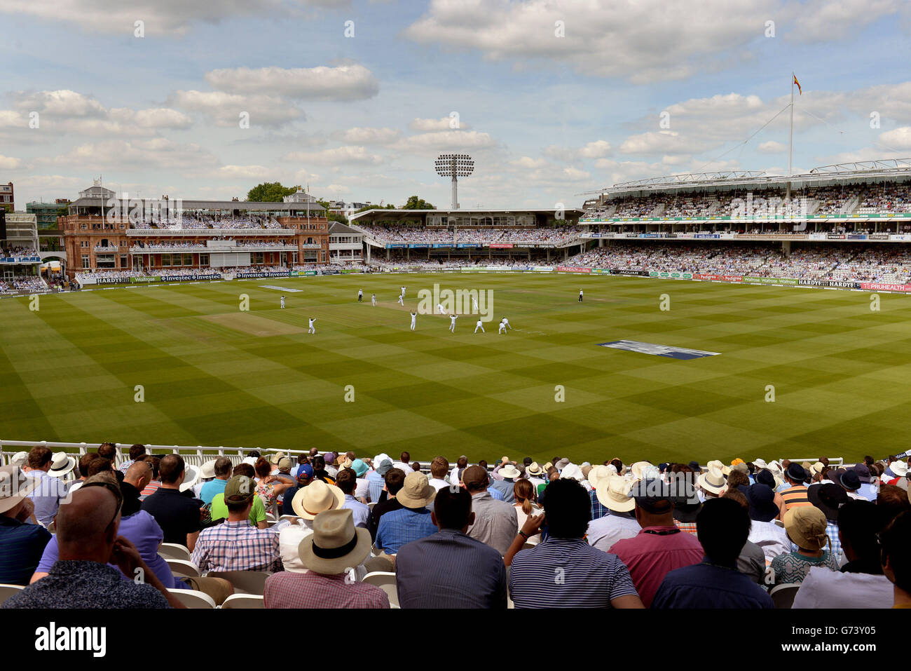 Alastair Cook d'Angleterre fait face à la première partie de la série tandis que le MCC célèbre le bicentenaire du terrain actuel du Seigneur au cours du premier jour du match de test d'Investec au terrain de cricket de Lord, à Londres. Banque D'Images