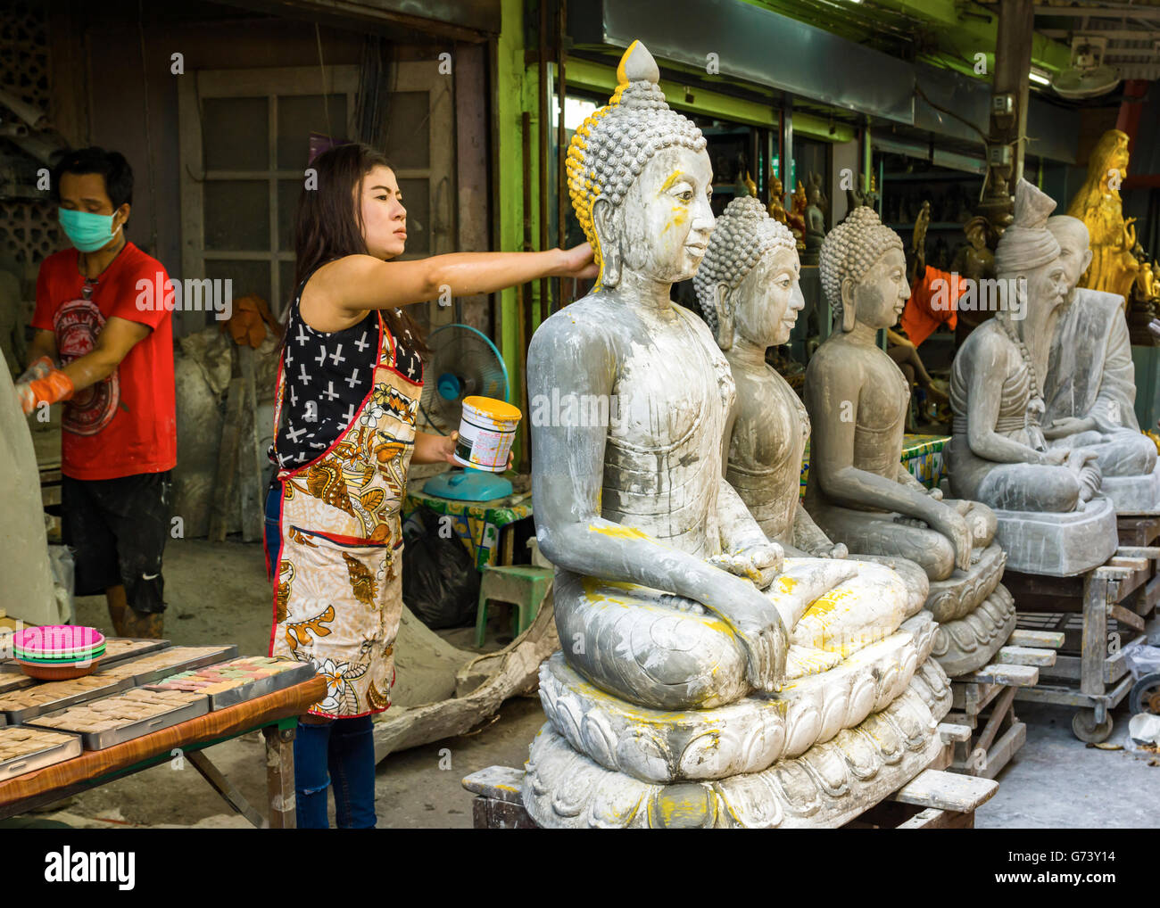Amorçage d'une femme statue de Bouddha, à Bangkok en Thaïlande. Banque D'Images