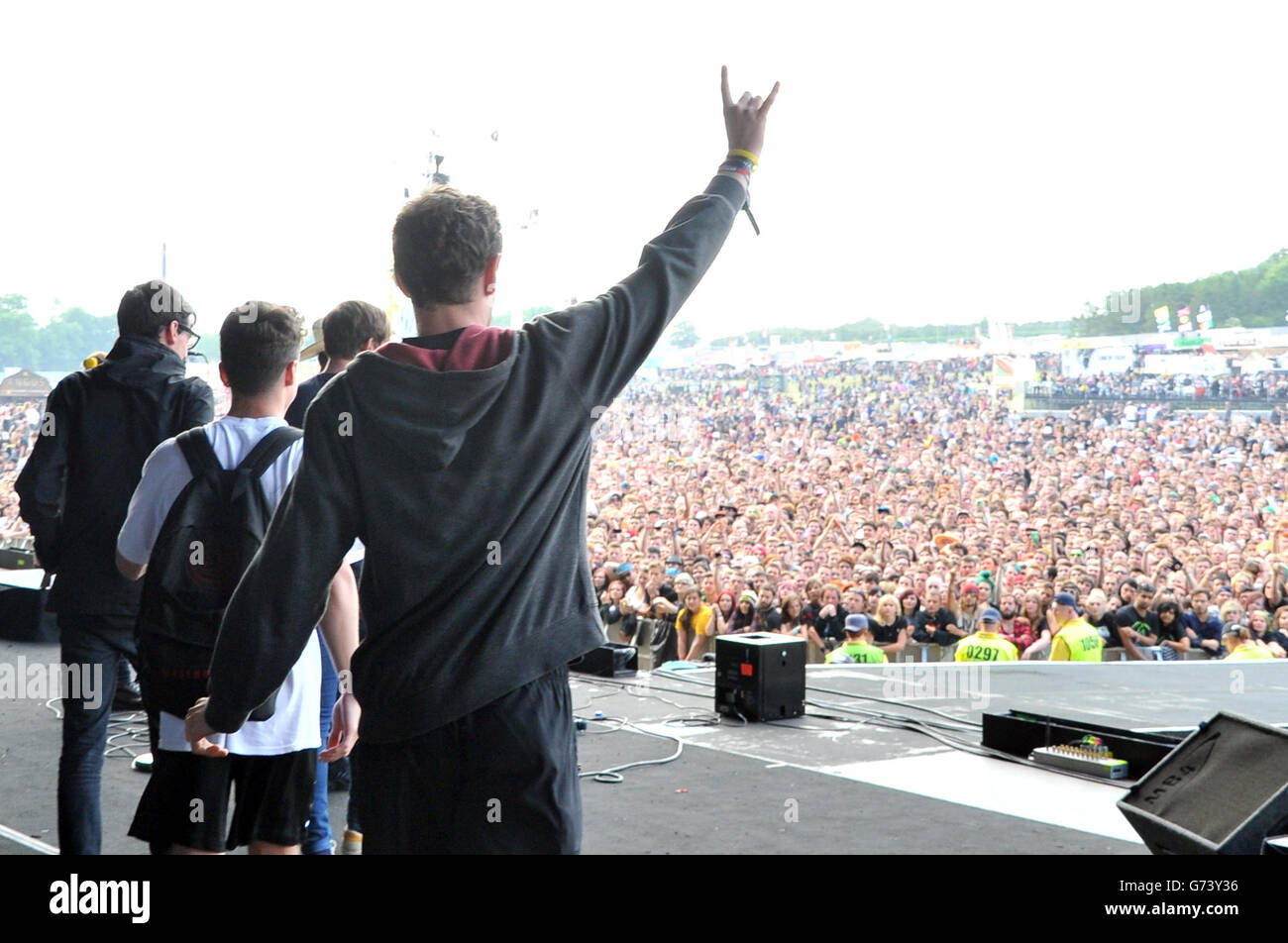 Des membres des amis de Stephen Sutton sur la scène Stephen Sutton étant présentés à la foule, au cours du deuxième jour du Festival de téléchargement de 2014 à Donington Park. Banque D'Images